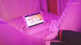 Chica hentai se deja llevar por la pornografía lesbiana, masturba y orina en la cama