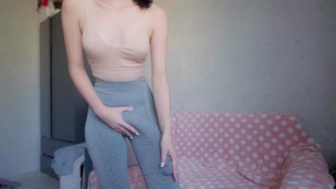chica futanari masturbándose con polla grande y eyaculando en condón