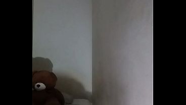 Entrenamiento cute del osito en su cuarto para parecerse a un escorpión en Navidad de 2025